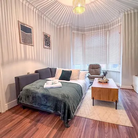 Old Trafford 3 Bedroom Entire Parking * Manchester