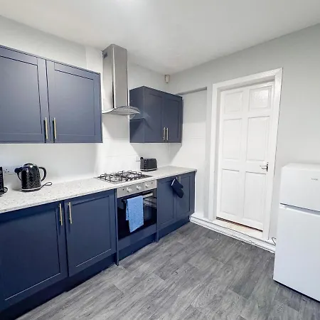 Old Trafford 3 Bedroom Entire Parking Holiday home Manchester