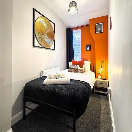 Old Trafford 3 Bedroom Entire Parking *