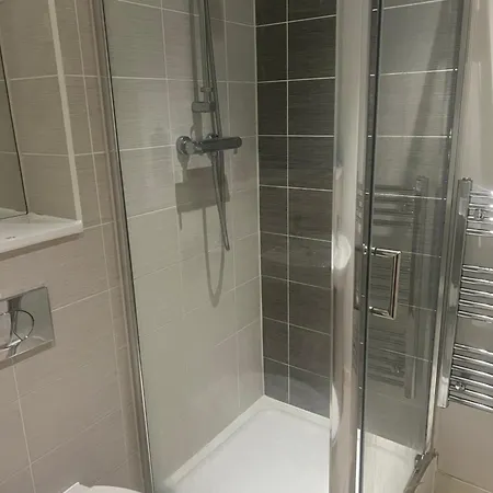 Bed & Breakfast A Cozy With Private Bathroom In A Two Bedroom *