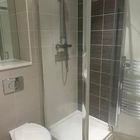 A Cozy With Private Bathroom In A Two Bedroom Manchester