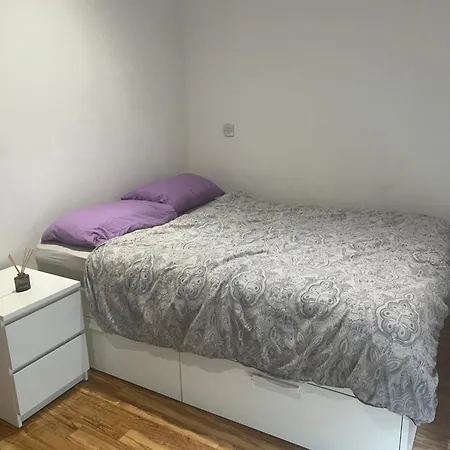 A Cozy With Private Bathroom In A Two Bedroom *