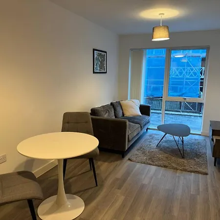 2bed 2bath Free Parking Very Apartment