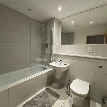 Apartment 2bed 2bath Free Parking Very *