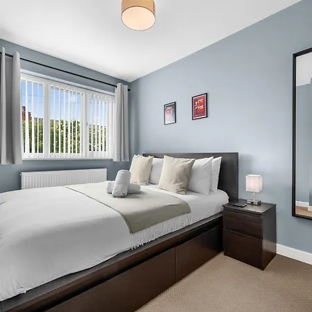 3 Bed Stockport Free Parking *