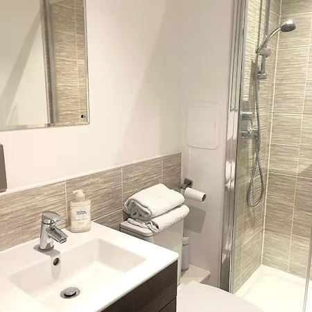 Gorgeous 2 Bed With Terrace, Free Parking *