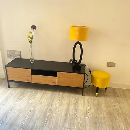 Gorgeous 2 Bed With Terrace, Free Parking