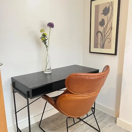 Gorgeous 2 Bed With Terrace, Free Parking Apartment Manchester