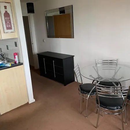 Stylish Spacious 2 Bed Balcony Nr Stadium