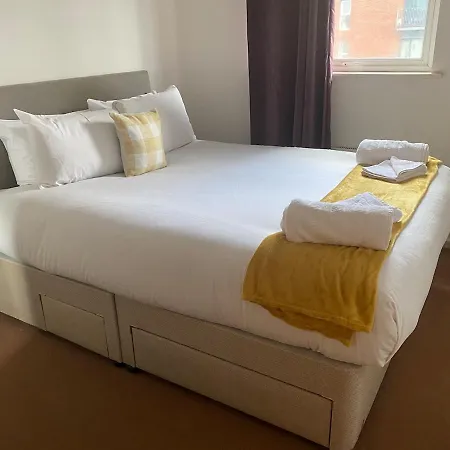 Stylish Spacious 2 Bed Balcony Nr Stadium Apartment