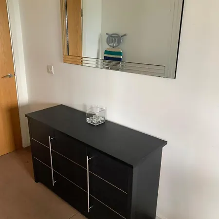 Stylish Spacious 2 Bed Balcony Nr Stadium Apartment *