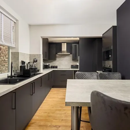 Close To Media City-old Trafford - 5 Bedroom House Apartment *