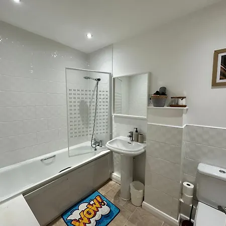 Holiday home Ao & Etihad Stadium 6 Guest Stay- 3 Bedroom House With Parking & Wi Fi