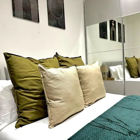 Mcr Centre Stylish 2br W Free Parking Apartment
