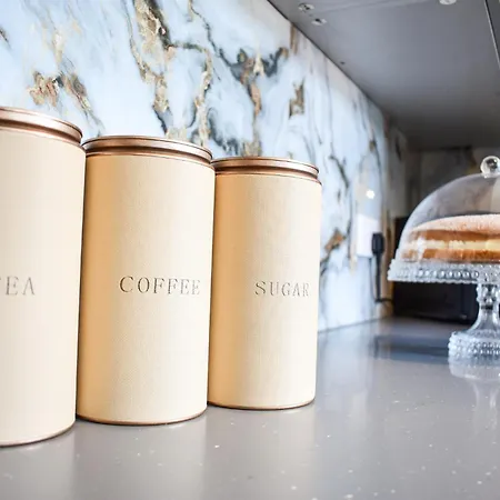 2 Flats Near Coop Arena & Etihad Stadium Apartment *