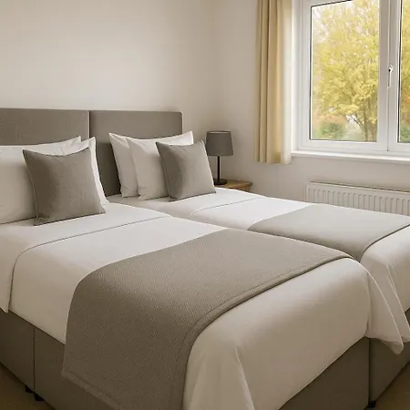 Stylish 4 Bedroom With Wifi, Free Parking And Close To Old Trafford Apartment *