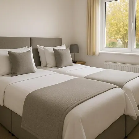 Stylish 4 Bedroom With Wifi, Free Parking And Close To Old Trafford *