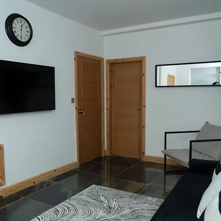 Double Loft Bedroom Near Etihad, Coop Live With Free Parking, Shared Kitchen & Bathroom Guest house *