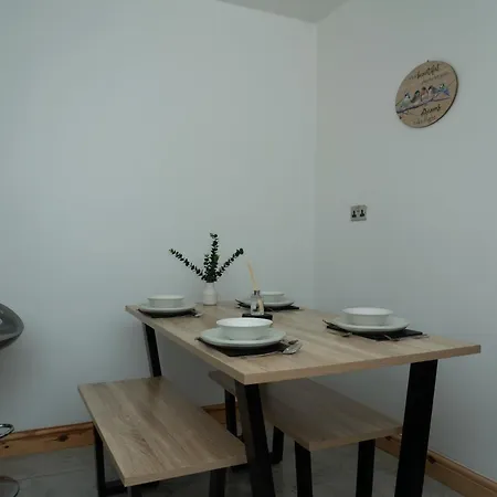 Double Loft Bedroom Near Etihad, Coop Live With Free Parking, Shared Kitchen & Bathroom Guest house