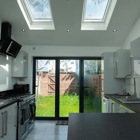 Guest house Double Loft Bedroom Near Etihad, Coop Live With Free Parking, Shared Kitchen & Bathroom *