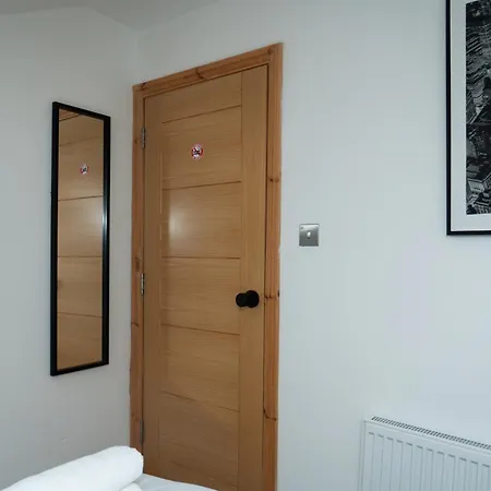 Guest house Double Loft Bedroom Near Etihad, Coop Live With Free Parking, Shared Kitchen & Bathroom *