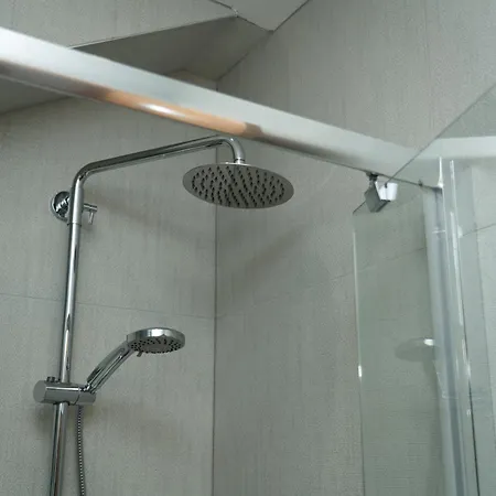 Guest house Double Loft Bedroom Near Etihad, Coop Live With Free Parking, Shared Kitchen & Bathroom *