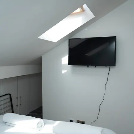 Double Loft Bedroom Near Etihad, Coop Live With Free Parking, Shared Kitchen & Bathroom Guest house *