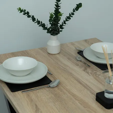 Double Bedroom Near Etihad And Coop Live With Free Parking, Shared Kitchen & Bathroom 招待所