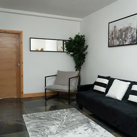 Double Bedroom Near Etihad And Coop Live With Free Parking, Shared Kitchen & Bathroom * Manchester