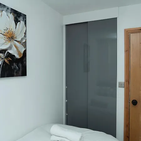 Single Bedroom With Workspace, Smart Tv, Free Parking-local Tram Stop Guest house