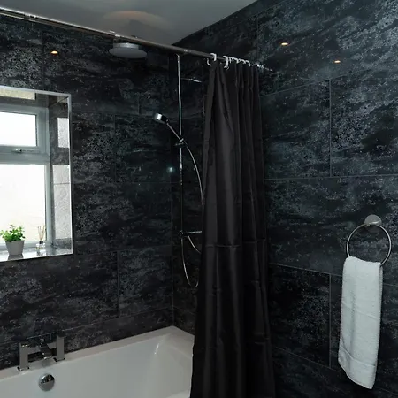 Guest house Master Double Bedroom With Workspace, Smart Tv, Free Parking And Local Tram Stop *