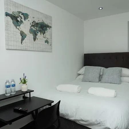 Master Double Bedroom With Workspace, Smart Tv, Free Parking And Local Tram Stop * Manchester