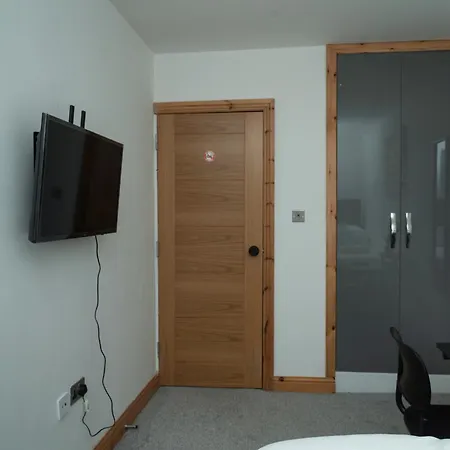 Master Double Bedroom With Workspace, Smart Tv, Free Parking And Local Tram Stop