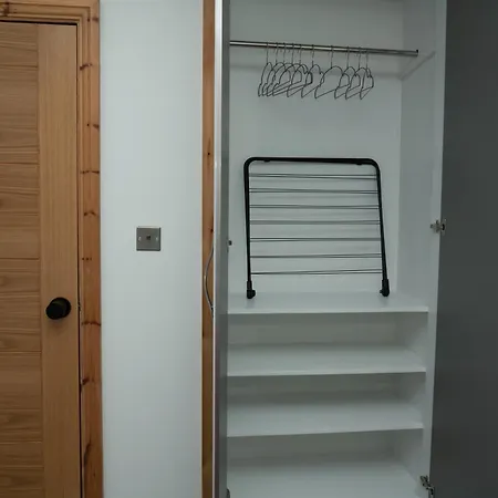 Master Double Bedroom With Workspace, Smart Tv, Free Parking And Local Tram Stop Guest house Manchester