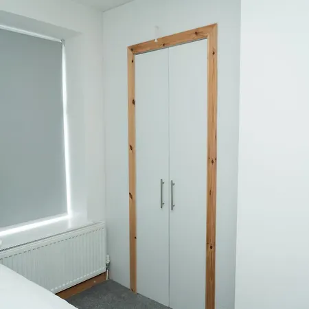 Master Double Bedroom With Workspace, Smart Tv, Free Parking And Local Tram Stop *