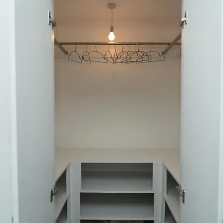 Master Double Bedroom With Workspace, Smart Tv, Free Parking And Local Tram Stop Guest house Manchester