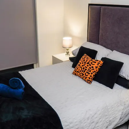 Centre Apt, With Free Secured Parking & Balcony, Sleeps 4 - Free 1 Hour Early Check In For 2 Night Only Until The End Of *