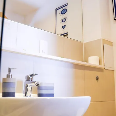 Centre Apt, With Free Secured Parking & Balcony, Sleeps 4 Apartment Manchester