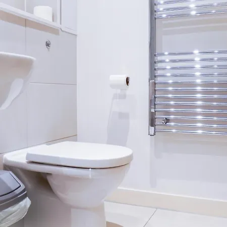 Centre Apt, With Free Secured Parking & Balcony, Sleeps 4 *