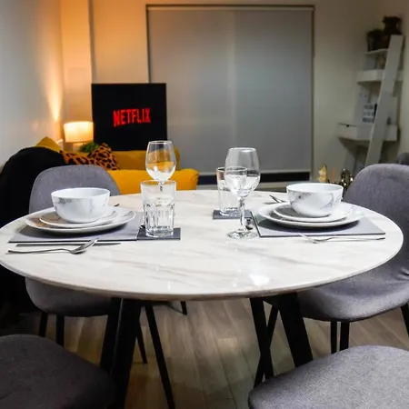 Centre Apt, With Free Secured Parking & Balcony, Sleeps 4