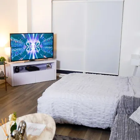 Centre Apt, With Free Secured Parking & Balcony, Sleeps 4 Apartment