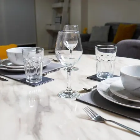 Apartman Centre Apt, With Free Secured Parking & Balcony, Sleeps 4 - Free 1 Hour Early Check In For 2 Night Only Until The End Of *