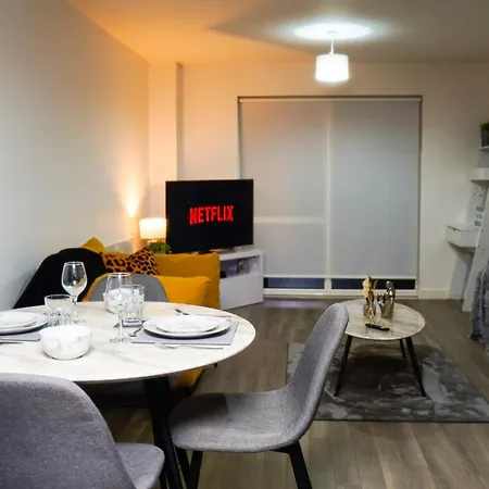 Centre Apt, With Free Secured Parking & Balcony, Sleeps 4 - Free 1 Hour Early Check In For 2 Night Only Until The End Of *