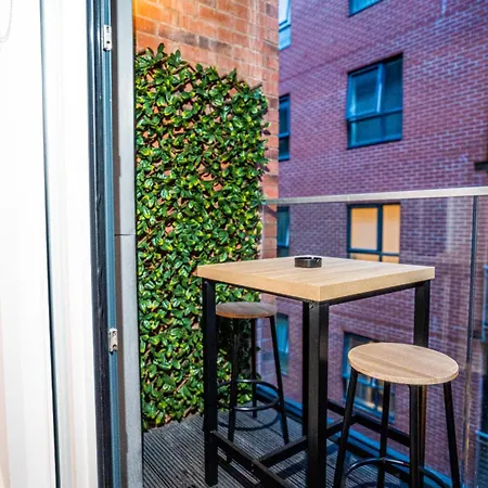 Centre Apt, With Free Secured Parking & Balcony, Sleeps 4 - Free 1 Hour Early Check In For 2 Night Only Until The End Of Mánchester