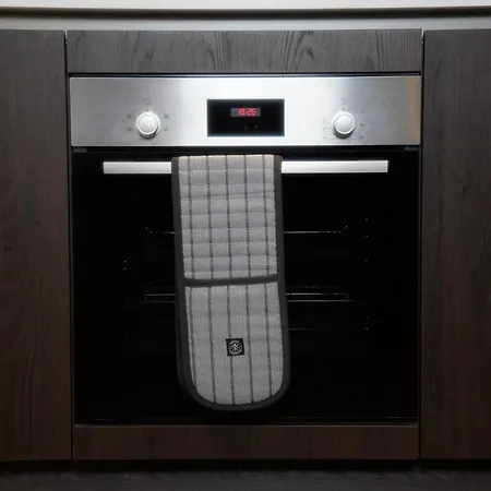 Centre Apt, With Free Secured Parking & Balcony, Sleeps 4 דירה *