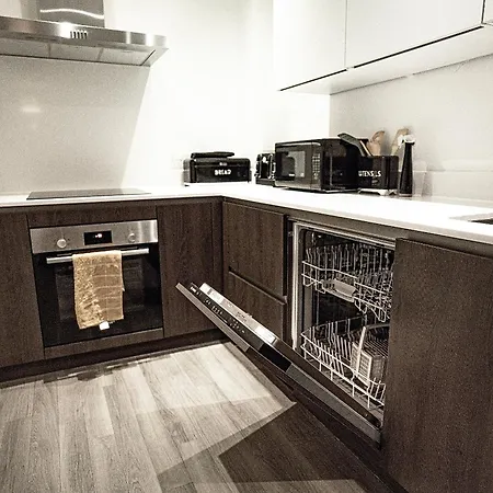 Centre Apt, With Free Secured Parking & Balcony, Sleeps 4 * Manchester