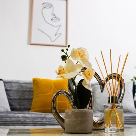 Apartamento Centre Apt, With Free Secured Parking & Balcony, Sleeps 4 *