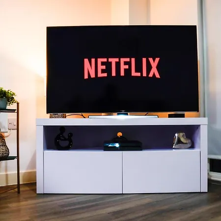 Centre Apt, With Free Secured Parking & Balcony, Sleeps 4 Manchester