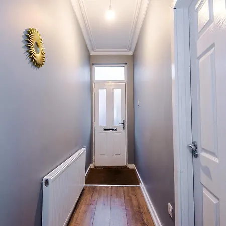 Bright & Comfy 4-bedroom House 10 Mins To By Rest&recharge 펜션 *