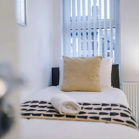 Holiday home Bright & Comfy 4-bedroom House 10 Mins To By Rest&recharge Manchester